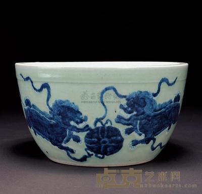 清中期 豆青地青花狮子戏球缸 直径23cm