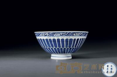 明万历 青花菊瓣纹莲子碗 直径20.3cm