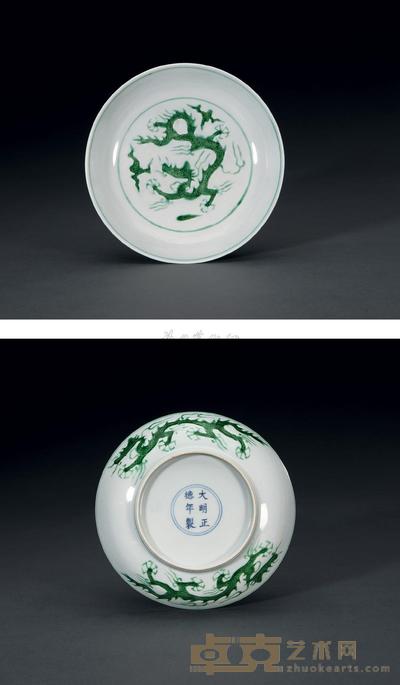 明正德 白地绿彩暗刻龙纹盘 直径17.7cm