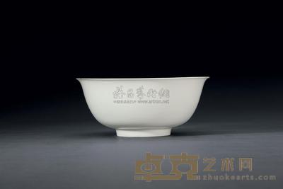 明早期/中期 白釉暗刻模印龙纹碗 直径19cm