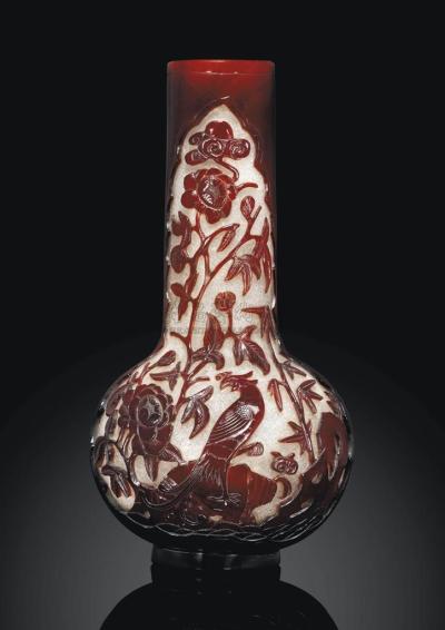 18世纪 A RED-OVERLAY GLASS BOTTLE VASE