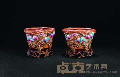 清中期 粉彩瓷雕桃纹花盆 （一对） 高10.5cm