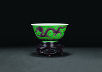 清嘉庆 绿地紫彩云龙赶珠纹碗
