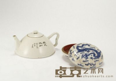 康熙年款瓷印泥盒、任伯年上款白瓷茶壶二件 印泥盒高：4.7cm 直径：11.3cm 
瓷茶壶高：7.3cm 直径
