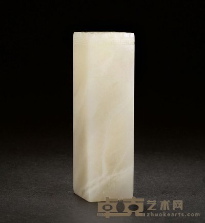 寿山荔枝冻石博古钮章 >2.9×2.9×10cm