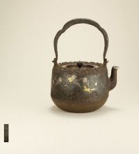 日本·龙文堂造金银镶嵌葡萄栗鼠银嘴铁壶