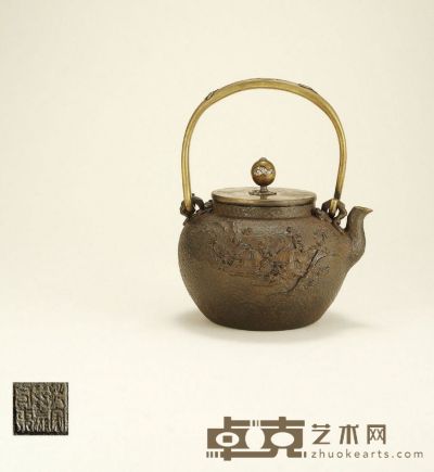 日本·龟文堂造浮雕山水铁壶 带把高：20.8cm