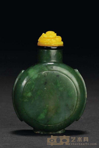 清 碧玉抱月型鼻烟壶 H 6.5 cm.