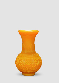 现代 张维用 鸡油黄料蕉叶八宝纹赏瓶