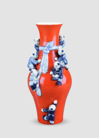 清乾隆 珊瑚釉瓷堆雕七子抱月瓶