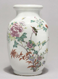 18th/19th century A famille rose garlic-mouth vase