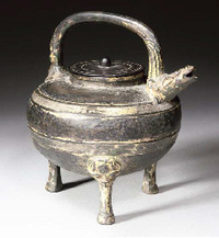 Warring States/Han Dynasty A bronze parcel gilt tripod wine ewer and a cover