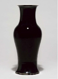18th/19th century A mirror-black glazed vase