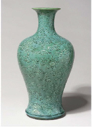 18TH/19TH CENTURY AN INCISED TURQUOISE-GLAZED BALUSTER VASE