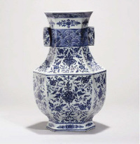 A blue and white hexagonal vase， hu
