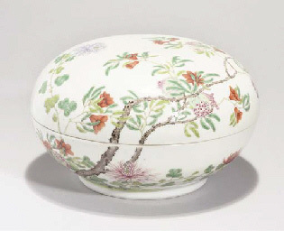 EARLY 20TH CENTURY A FAMILLE ROSE CIRCULAR BOX AND COVER