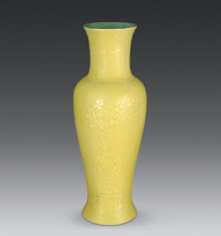黄釉堆瓷吉祥纹花瓶