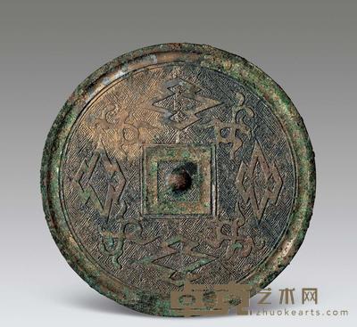 四凤菱纹镜 直径90mm；重61.6g