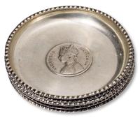镶1835至1943年五代君主、女皇像、印度一卢比等银币圆形银盘五只
