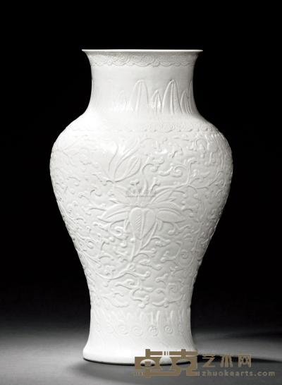 清乾隆 白釉凸花缠枝花卉纹观音瓶 高32.3cm