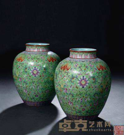 清嘉庆 绿地粉彩缠枝花卉福寿纹罐 （一对） 高24cm
