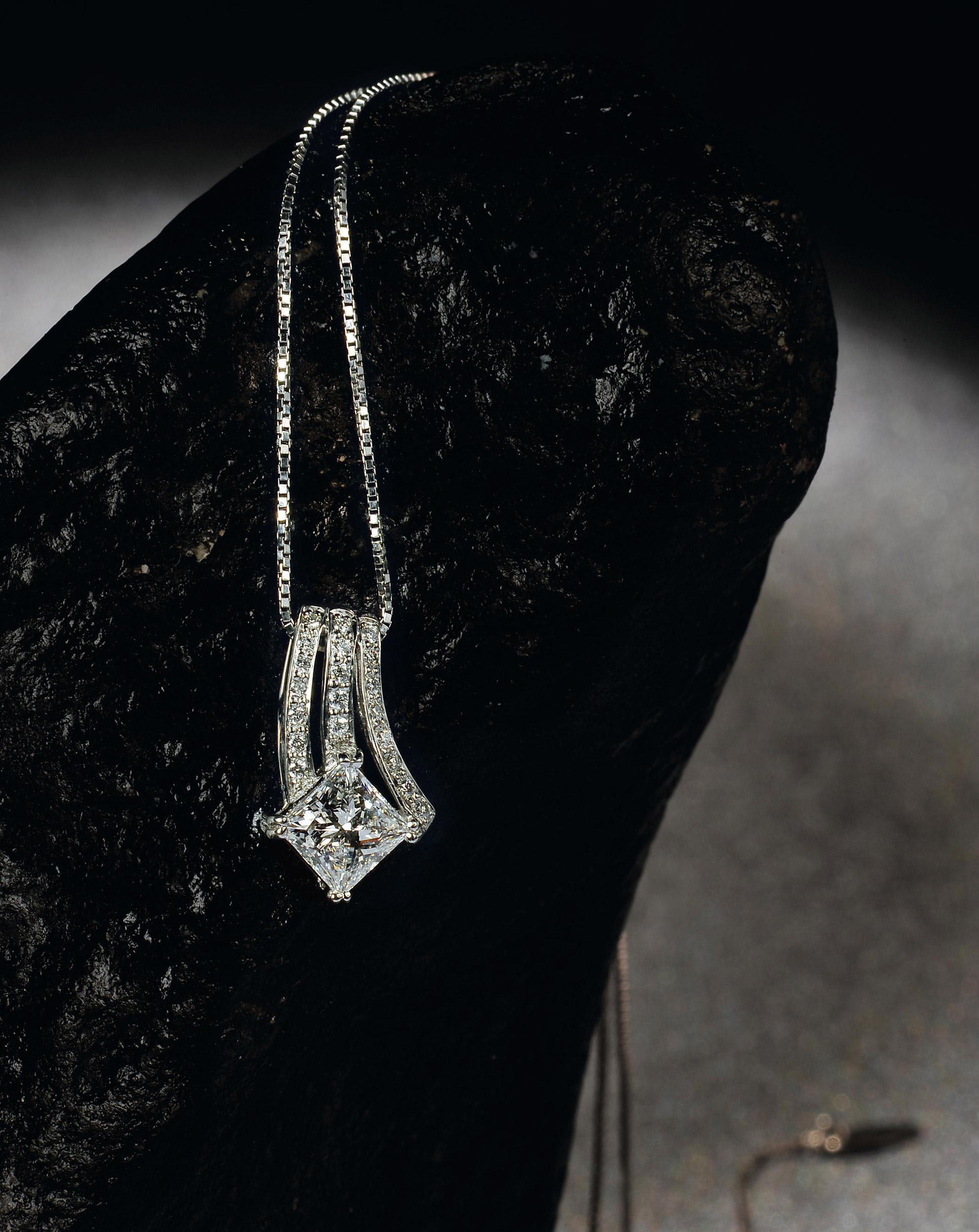 高清图|蒂芙尼铂金镶嵌圆形南洋珍珠，定制切割蓝宝石及混合切割钻石项链项链图片1|腕表之家-珠宝