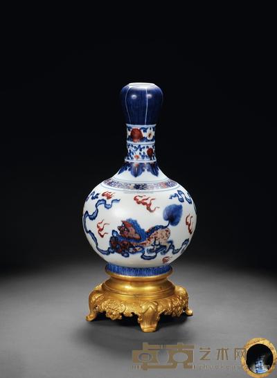 清乾隆 青花釉里红狮子戏球蒜口瓶 高33.3cm