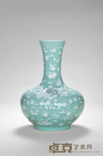 清中期 豆青釉堆白花卉纹赏瓶 高35cm