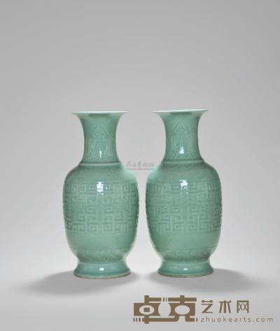 清中期 豆青釉拐子龙纹大瓶 （一对） 高51cm