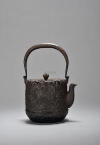 十九世纪 云龙纹铁壶
