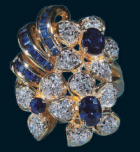 18K蓝宝石花朵造型镶钻戒指