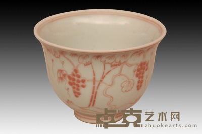 明 矾红葡萄纹杯 径：8cm