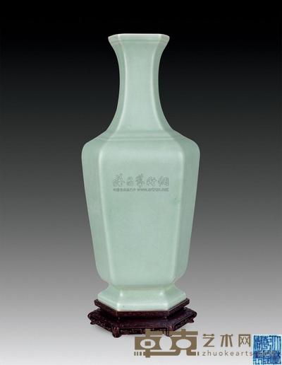 清乾隆 粉青釉六角长颈瓶 高29.5cm
