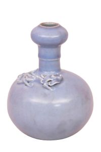 天蓝釉螭龙蒜头瓶