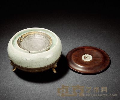 明·青釉瓷鼓形硯 徑：12.8cm髙：5.5cm