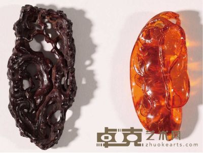 清中期 琥珀雕豆荚挂件 高: 1.2cm 带座高: 1.6cm 长: 6.4cm