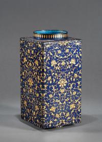 清 铜胎画珐琅缠枝花卉琮式瓶