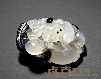 清 玛瑙巧雕白猿献寿坠 长4.5×宽3.4×高2.2cm