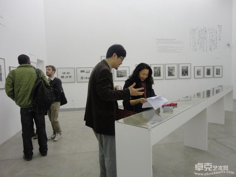 策展人蔡萌与华辰拍卖影像部经理李昕