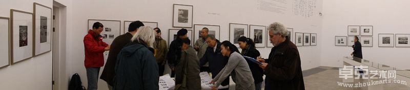 嘉宾在吴老海报上签名留念