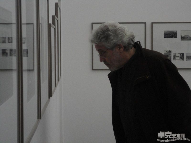 美国联系图片社总裁Robert Pledge在观看吴老作品