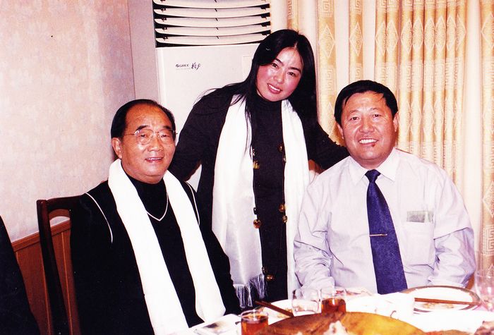 与高占祥部长合影（左一）