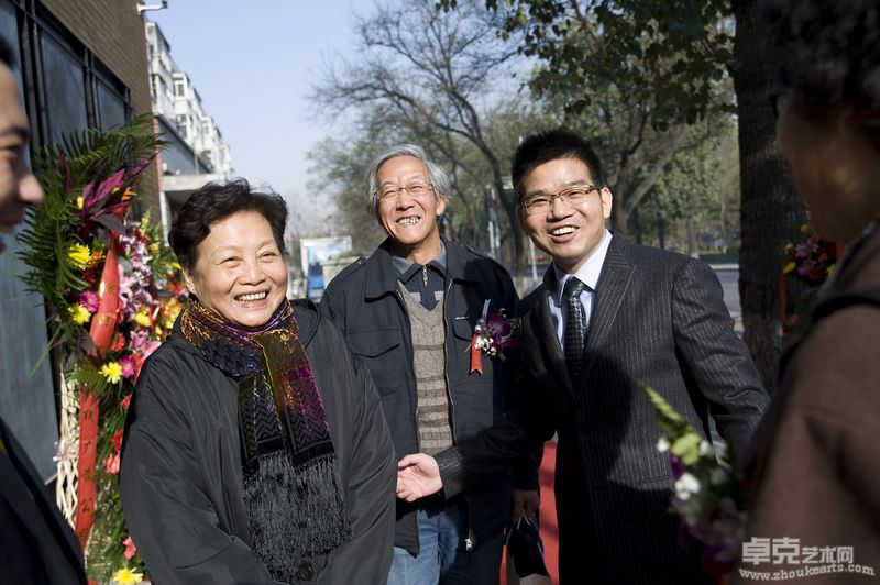 唐克美（左一）、霍铁辉（左二）与执行馆长朱景优（右一）交流