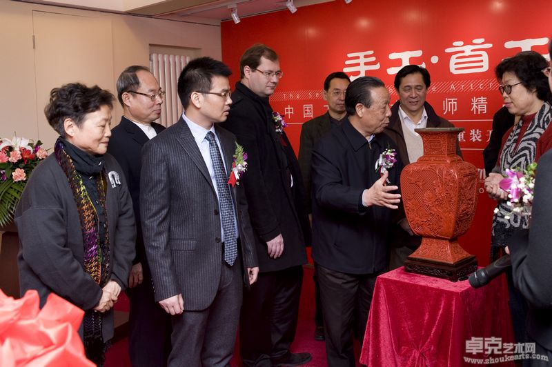殷秀云（右一）大师与旧作见面——手工·首工大师精品展开幕活动“寻找大师旧作”活动现场2