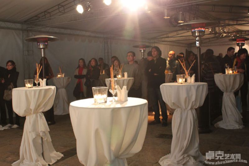 诸多媒体与嘉宾参加开幕酒会