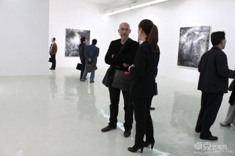 著名艺术家亲临现场观看展览