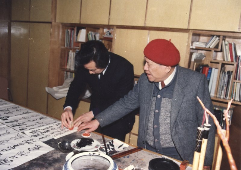 1987年著名画家陈大羽老师在对弟子张省进行书法指点
