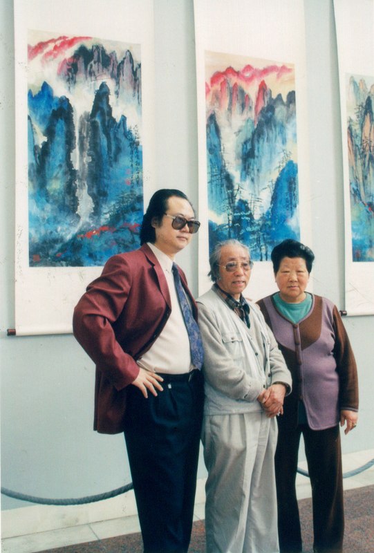 1999年张省教授举办刘海粟、钱君匋、陈大羽、张继馨四位恩师画展时于恩师张继馨及师母留影