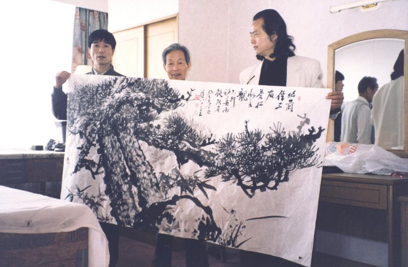 1999年著名画家蒋风白在上海九龙宾馆定点张省创作室和画家余龙三