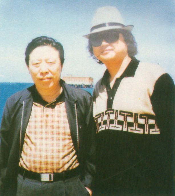 2000年张省教授和文化部部长孙家正于青海湖留